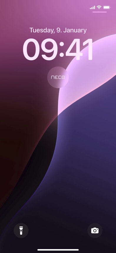 iPhone-Sperrbildschirm; Finger tippt auf das neco-Widget unter der Uhr; App öffnet sich und zeigt die digitale Visitenkarte.